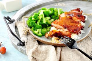 配上米饭，焯熟的西兰花，就可以享用了。如此一餐，有滋又有味，简单又美味。