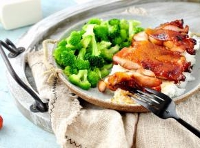 配上米饭，焯熟的西兰花，就可以享用了。如此一餐，有滋又有味，简单又美味。