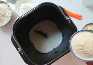 面包机中，依次放牛奶，盐、糖（对角放），奶粉。