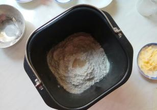 再倒入高、低粉，面粉中间扒窝，放酵母。