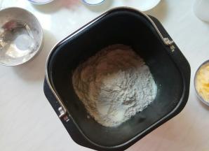 再用面粉盖住酵母。