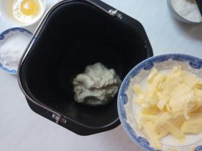 10分钟后，再放入软化后的黄油，再启动一个揉面程序10分钟。