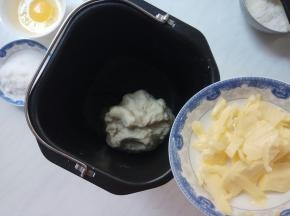 10分钟后，再放入软化后的黄油，再启动一个揉面程序10分钟。