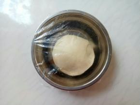 覆盖保鲜膜，放置温暖处进行第一次发酵。