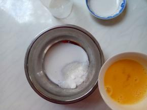牛奶、糖混合，放鸡蛋液。