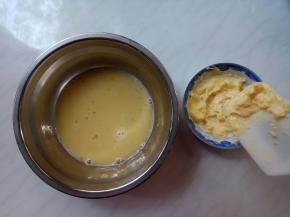 搅匀后，加入软化好的黄油。