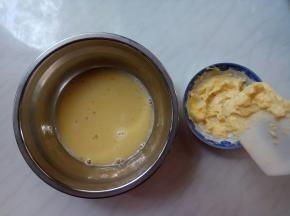 搅匀后，加入软化好的黄油。