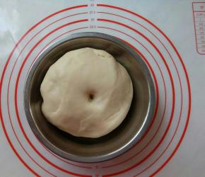 面团发酵变大，手指戳洞，面团有轻微回弹即可。