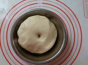 面团发酵变大，手指戳洞，面团有轻微回弹即可。