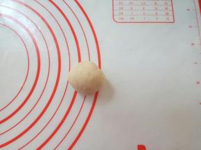 揉圆。
手法：手掌根部和四指配合，根部推出去面团，四指并拢拉回来，移至面团滚圆。