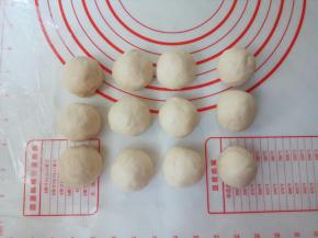 全部揉圆，覆盖保鲜膜静置10分钟。