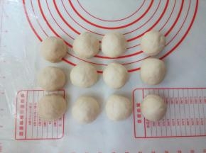 全部揉圆，覆盖保鲜膜静置10分钟。