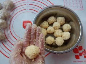 椰蓉馅从冰箱取出，分成12份，每份13g。