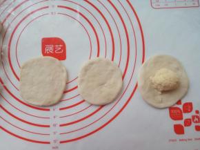 面团擀圆，不要过大（使面团和馅料无空隙）；翻面（使擀过的光滑面朝外），放入椰蓉馅。
