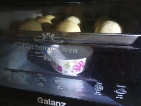 烤箱底部放入一碗热水，烤盘置于上层，进行第二次发酵。