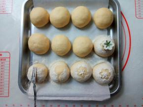 取叉子，或喜欢的小模子，盖在面团表面，从高处筛粉。