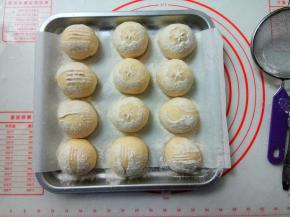 移走模子，留下图案印记。
烤箱预热5分钟，送入烤盘中层，上下火200℃，20分钟。