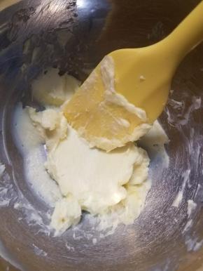 把黄油加入盆内，加入砂糖用刮刀按压式拌匀。