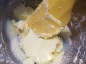 把黄油加入盆内，加入砂糖用刮刀按压式拌匀。