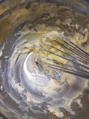 用打蛋器搅拌直到变白为止，不要搅拌过度。