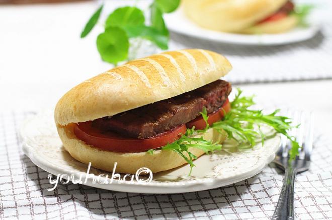 帕尼尼牛排三明治