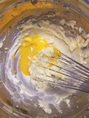 加入蛋黄，用打蛋器充分搅拌混合。