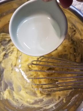 一点点地加入水混合。