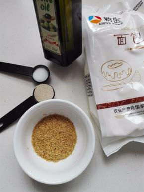 准备做面包的材料；橄榄油可以用无味的植物油代替