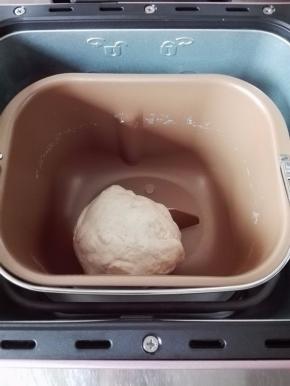 所有的材料全部放入面包机桶中，启动自定义和面程序，时间可以调整至15分钟，面包机默认时间为13分钟