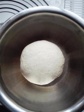 一共运行2个和面程序，面团能拉出较厚的膜即可，取出面团收圆入盆进行一发