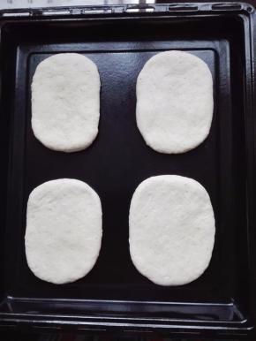 依次做好全部面团，放入烤盘中，面团的四周向四周扯一下，尽力成长方形；