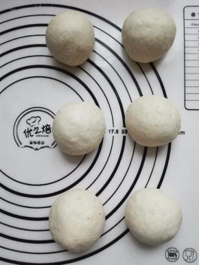 取出发酵好的面团，排气，平均分割为6等分，滚圆，盖保鲜膜醒发20分钟