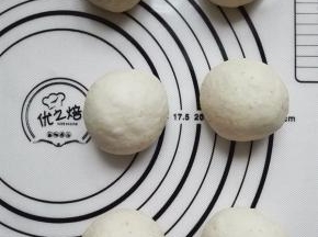取出发酵好的面团，排气，平均分割为6等分，滚圆，盖保鲜膜醒发20分钟