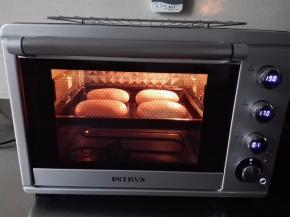 烤盘放入已预热到位的烤箱中层，以上火190度，下火170度预热，烘烤时间为15分钟