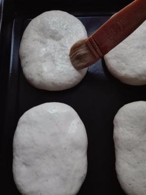 室温下二发约40分钟，至2倍大，面团表面刷牛奶