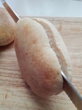 面包从中间切开，不要切断