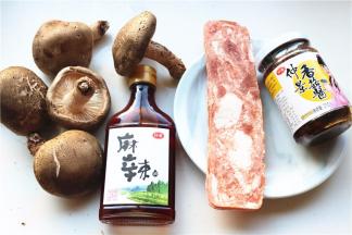 准备好馅料的材料。