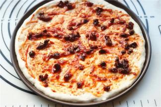 在饼皮上抹均匀。