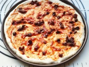 在饼皮上抹均匀。