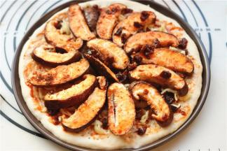 香菇切厚片，加入适量香菇酱和小红油拌匀，码在饼皮上。