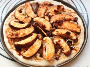 香菇切厚片，加入适量香菇酱和小红油拌匀，码在饼皮上。