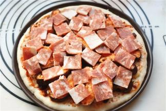 培根切小片，放在香菇上。