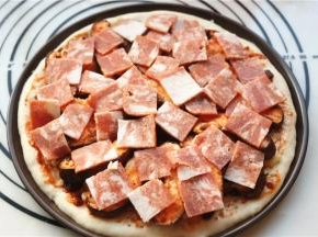 培根切小片，放在香菇上。