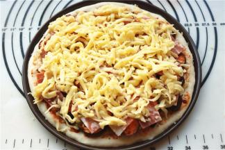 最后再撒上剩余的奶酪，这一步可以多放些奶酪的。