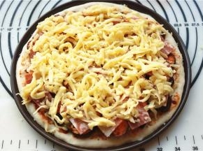 最后再撒上剩余的奶酪，这一步可以多放些奶酪的。