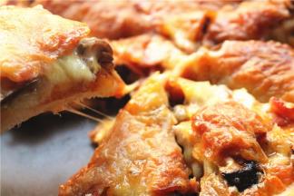 最后观察别烤过头，奶酪烤久了就会变硬不拉丝，看我的就是，虽然有点瑕疵，但味道还是很好吃啊。