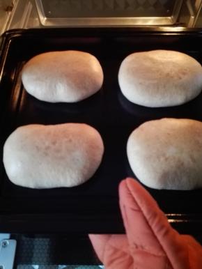 到时取出烤盘，面包放烤架放凉