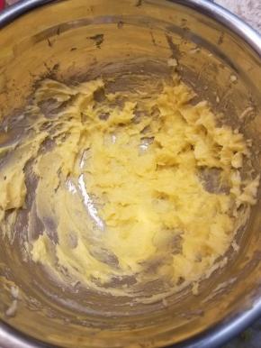 面糊差不多混合的状态。注意不要让太多的空气进入面糊中。