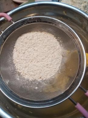 将粉类过筛加入，用刮刀从右上方开始，向左下方以按压式的方式搅拌，注意不要搅拌过度。