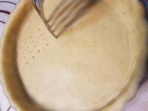 轻轻的用叉子插上孔。